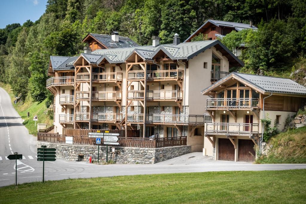 Nancroit Ski Chalet | Madame Vacances Chalet Ponturin