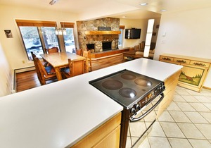 On River, Pool, 2 Hot Tubs! Walk to Main St Dining, Shops, Events in Frisco