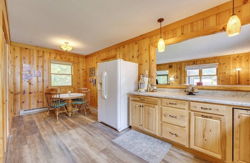 Lake George House | 1902 Adirondack Lakehouse: Cozy Screened Porch