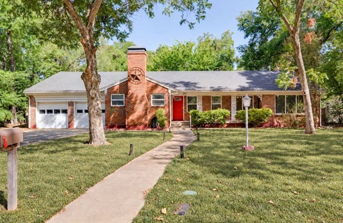 South Arlington House | Cheerful Home W/Private 15' Swim Spa, Big Fenced Yard, & Fire Pit