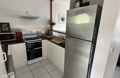 Palm Cove Apartment | Top floor lovely views Free resort Health Club fast WiFi Netflix FSC apartment