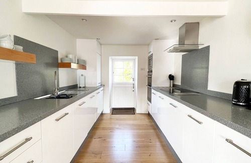 Charlestown Cottage | Traditional Cornish Cottage on Charlestown Harbour, parking, beach & pubs