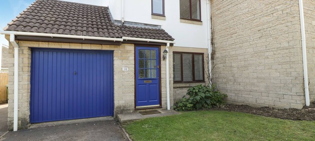 16 MYTHERN MEADOW, pet friendly, with a garden in Bradford-On-Avon in Bradford-on-Avon