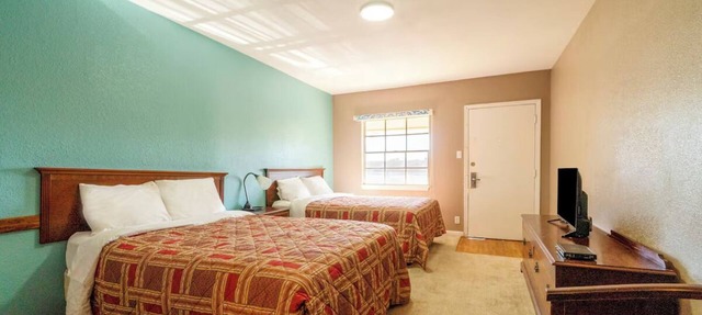 4 Convenient Rooms Perfect for Weekend Getaway near Yoakum Heritage Museum in DeWitt County