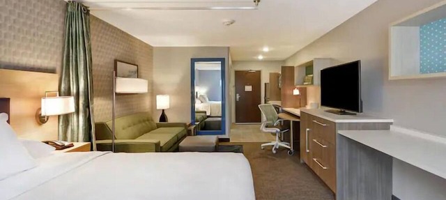 4 Sleek Studio near Downtown Grand Rapids | Daily Hot Breakfast & Free Parking in Grand Rapids