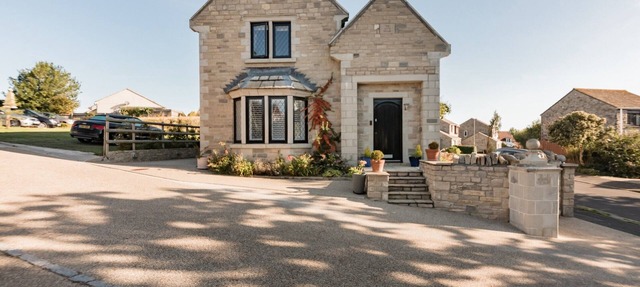 A beautifully furnished, stone cottage in Swanage with garden and parking. in Swanage