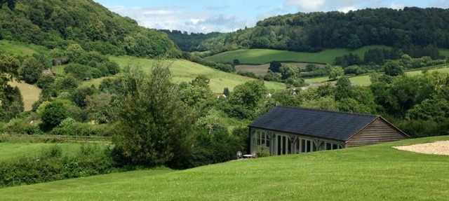 A one bedroom self catering property in an idyllic valley setting. in Ozleworth