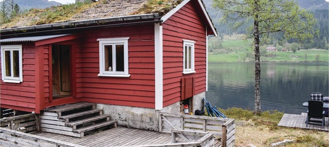 A small vacation paradise on an island in Nesvatnet, all to yourself. in Naustdal