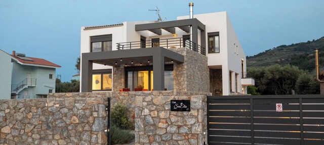 A truly classy beachfront villa with a modern style and a perfect location in Diakopto