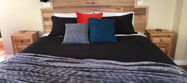 Apartment 2 Self-contained King bed, bath & shower, mountain views, wood burner in Mole Creek