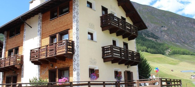 Apartment 4 with Lake View, Shared Terrace and Wi-Fi in Livigno