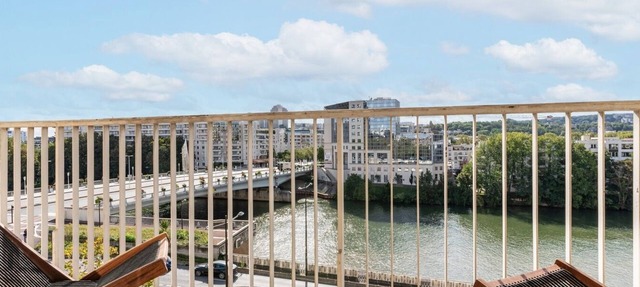 Apartment overlooking the Seine 10' drive from the Eiffel Tower free parking in Boulogne-Billancourt