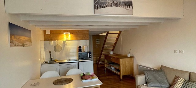 Apartment "La Tomate Surfeuse" with Private Terrace, Balcony and Wi-Fi in Hourtin
