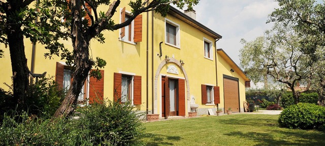 APARTMENT WITH SEPARATE ENTRANCE AND PRIVATE GARDEN in Veneto