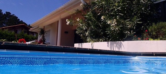 ARCHITECT-DESIGNED HOUSE, QUIET LOCATION, 2 KMS FROM BEACHES, UNSECURED SWIMMING POOL in Anglet