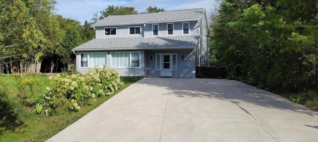 Beach Cottage, walking distance to Sauble. 3 bedroom, 2 bath in Sauble Beach