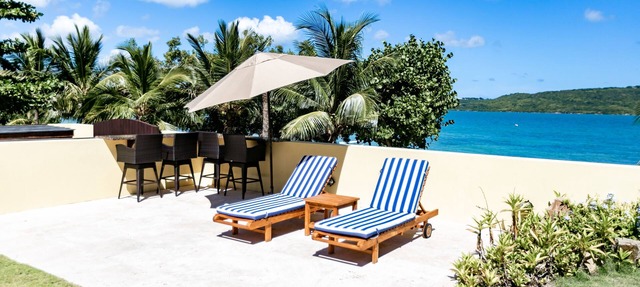 Beach Front, 4 bedroom, Luxury Villa with Pool. Close to English Harbour. in Willoughby Bay