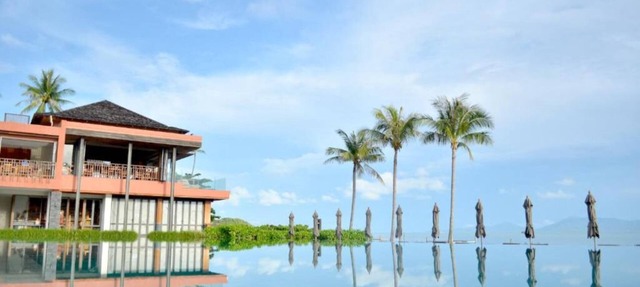 Beachside Sea View Escape with Pools and Stunning Sunset Views in Amphoe Ko Samui
