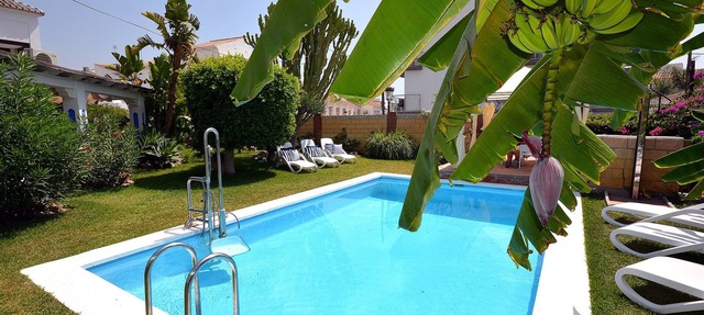 Beautiful family villa - 300 Mts from Burriana Beach. Private pool & garden in Nerja