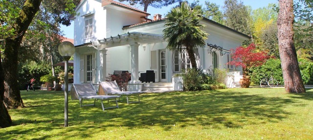 Beautiful private villa with A/C, WIFI, TV, veranda and pets allowed, close to Forte Dei Marmi in Marina Dei Ronchi