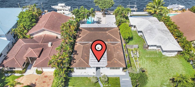 Beautiful Waterfront Condo on Canal with Pool & Walk to Beach! Boat Watch! 1b/1b in Pompano Beach