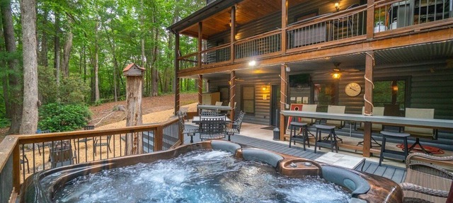 Big Timber: 4BR cabin with hot tub, fireplace, lake views, and room for 14. in Cleveland