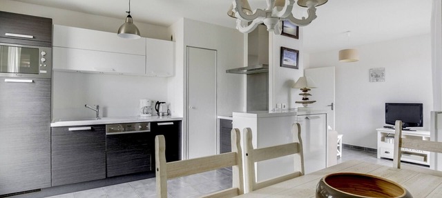 Biscarrosse Beach: Modern 2-BR Apt, Near Center, Walk to Ocean, Parking, Terrace in Biscarrosse Plage