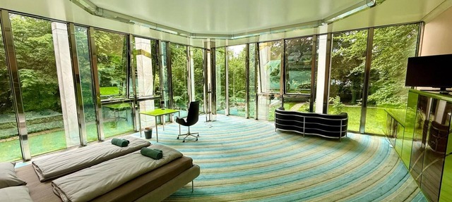 Blofeld's villa, sauna, mega tubs, lounge, library, park, bar, pool in München