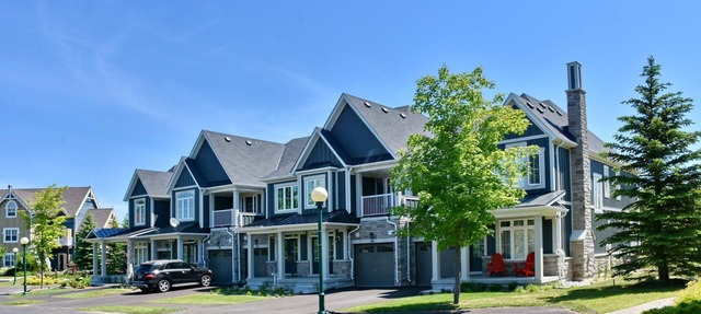 Blue Mountain Executive 3 Bedroom Town Home Sleeps 10 Located, Pool & Shuttle in The Blue Mountains