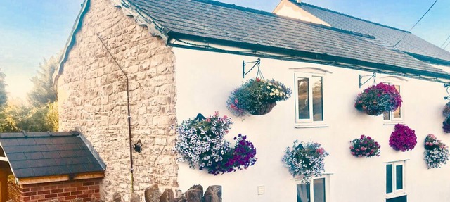 Brewery Lodge Sleeps 4 in Lydney