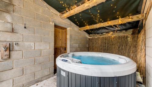 Central Malham Wellbeing Escape, 1-bed cottage with yoga studio & new superfast WiFi in Malham