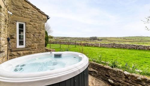 Central Malham Wellbeing Escape, 5-bed house with yoga studio in Malham