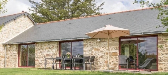 Charming 19th-Century Barn near Nantes – Sleeps 14, Private Terrace, Large Garden, Free WiFi in Nort-sur-Erdre