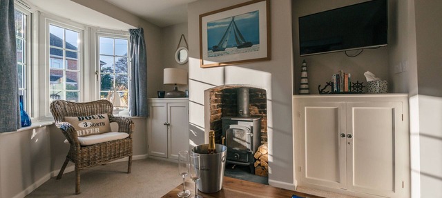 Charming 2 bedroom cottage in Lymington, very close to town, marina & sea walks in Lymington