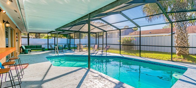 Charming home with amazing heated pool! Close to Airport, Beaches & Attractions. in Tampa