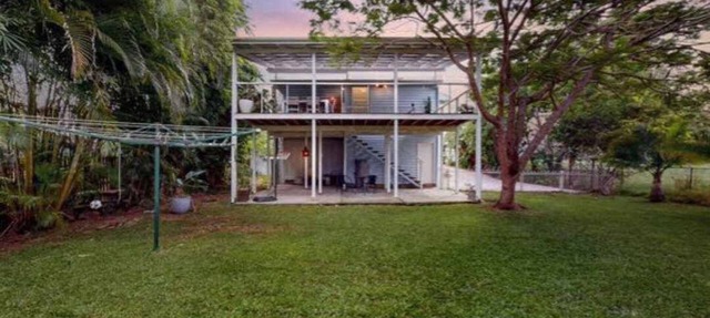 Charming Queenslander in Beachmere: WiFi, A/C, Netflix, Kayo, Sleeps up to 10. in Beachmere