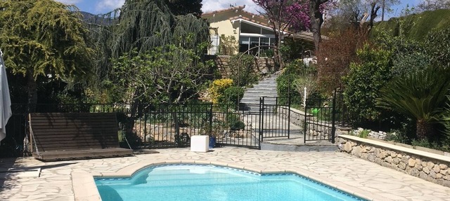 Charming room with swimming pool in Grasse