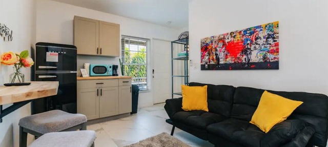 Charming Studio Apartment in Sunny Pompano Beach, Florida - Your Ideal Getaway! in Pompano Beach