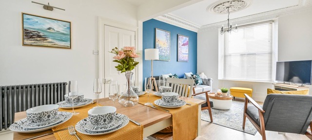 Charming Three Story Townhouse footsteps away from the historic harbour. in West Looe