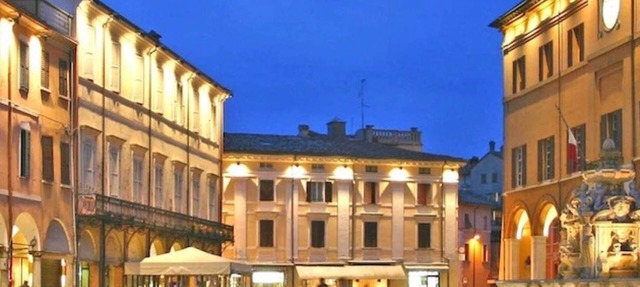 Chic Comfortable Home: 2 bedrooms-Located Downtown Cesena. Entire Townhome. in Cesena