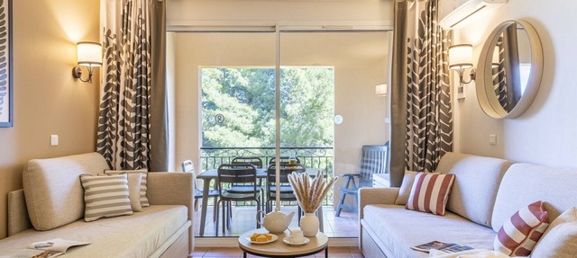 Chic Riverfront Stay with Terrace in Mallemort