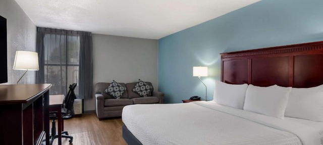 Clarion Inn & Suites Grand Rapids Airport in Grand Rapids