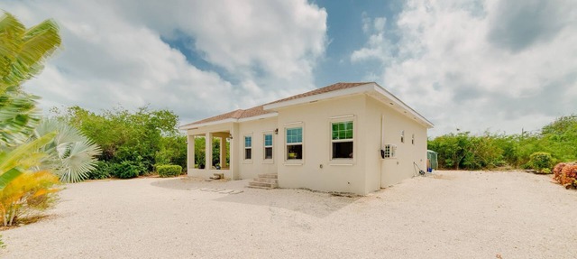 Clean 3 Bed, 3.5 BATH -April 15th onwards. FREE CAYMAN Tshirt in Savannah