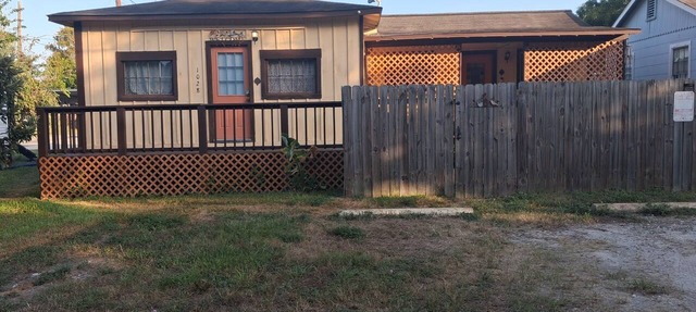 Clifton By The Sea Bungalow-2 Miles from Kemah Boardwalk Dog Friendly in Bacliff