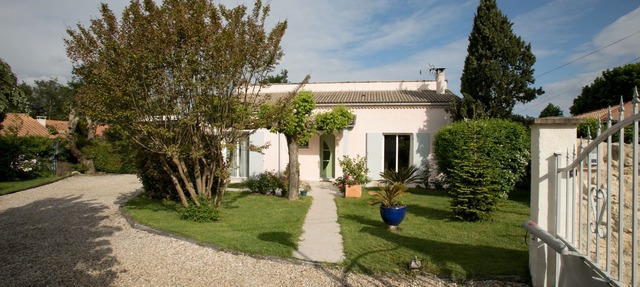 Close to Bordeaux and St Emilion, quiet house with large garden. in Sallebœuf
