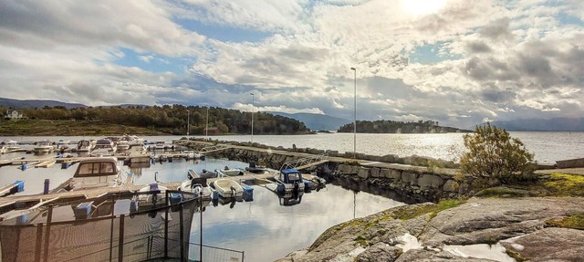 Come to rest in this spacious cottage in 1st row to the Bjørnafjord. in Strandvik