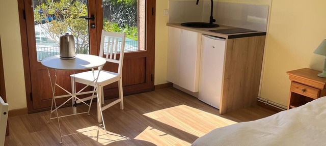 Comfortable 22m2 studio near Paris, overlooking garden and Parc de St Cloud in Saint-Cloud