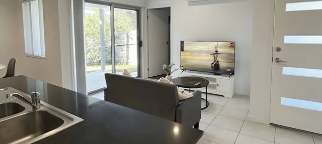 Comfortable modern 3-bedroom house near Westfield | Garage and air conditioning in Coomera