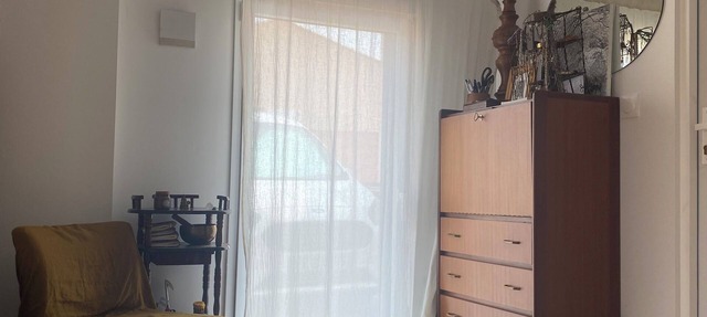 Comfortable tiny house with kitchen and summer bathroom by the sea in Brem-sur-Mer