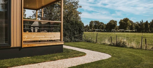 Compact Tiny Lodge for 4 people with veranda and air conditioning, right in the heart of the Veluwe in Voorthuizen